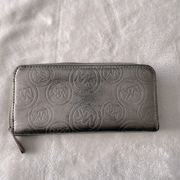 Michael Kors Monogram Continental Zipper Wallet - Picture 2 of 4